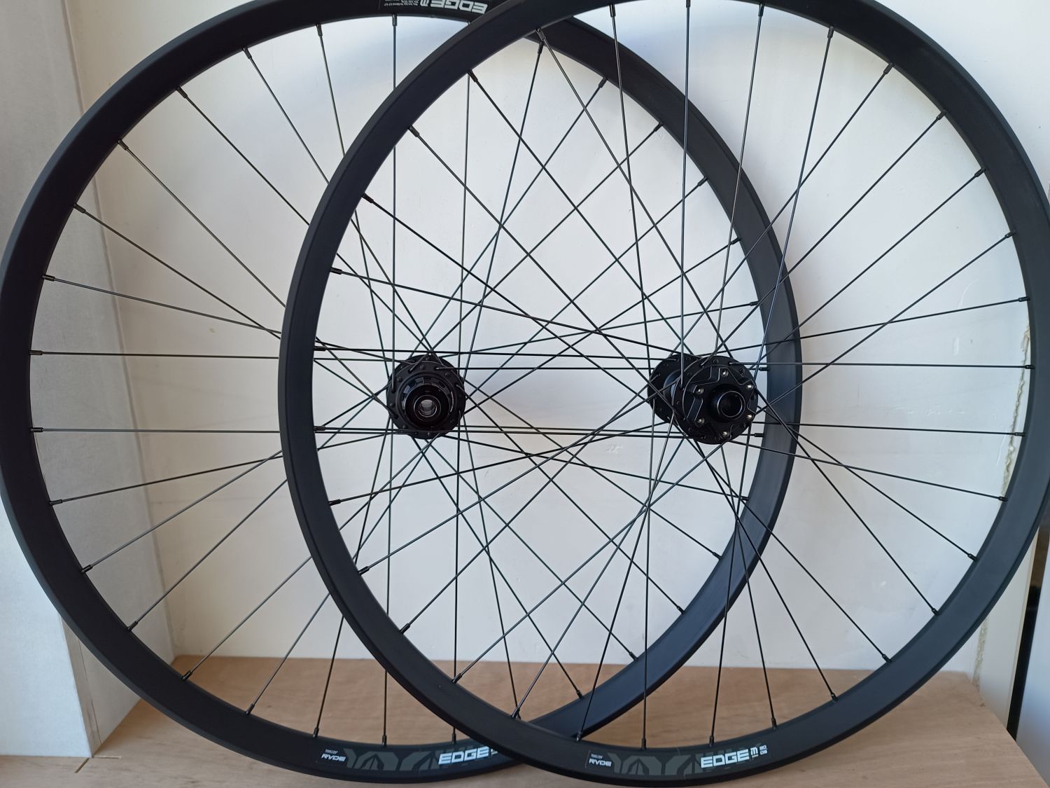 Wielset MTB met DT Swiss 370 IS naven en Ryde Edge M30 OS velgen