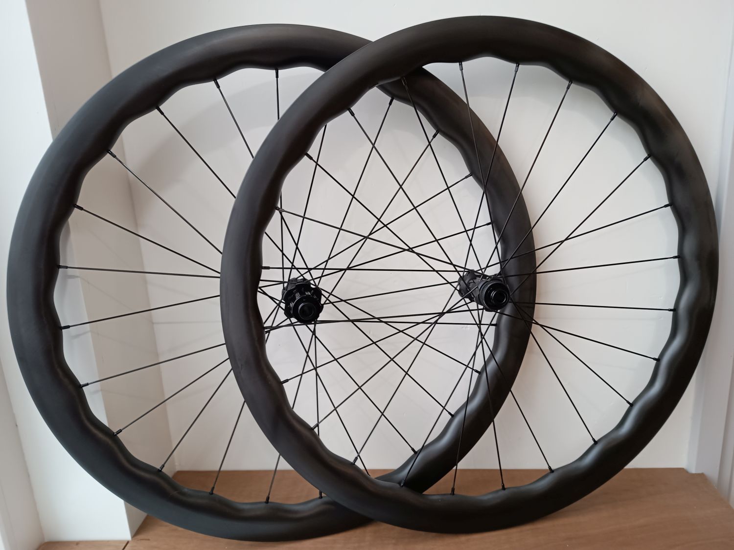 Wielset Disc Carbon Race Wave 40/45mm hoog 21mm inwendig lichtgewicht